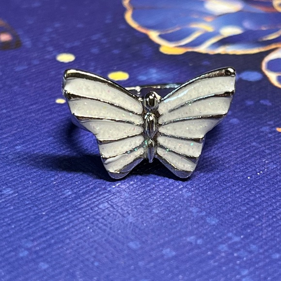 Pretty butterfly -cream/white “fireopal” ring silver tone - Picture 5 of 9